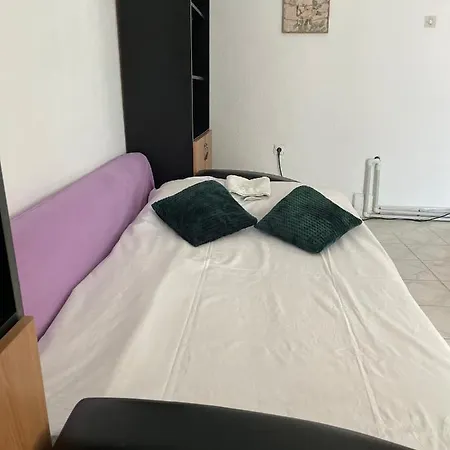 Garsoniera La Curte Paula Апартаменти *