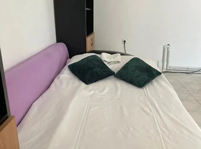 Garsoniera La Curte Paula Апартаменти *